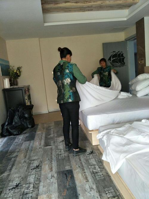 酒店客房服务员整理布草